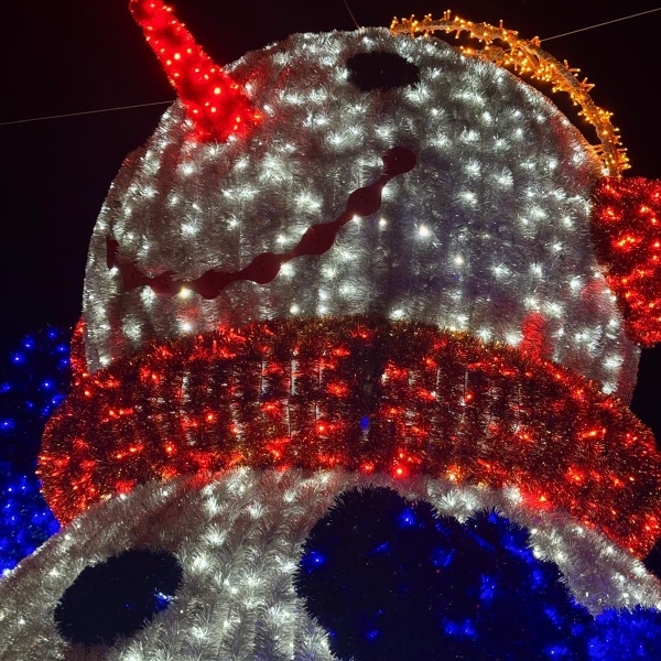 Figurativo de boneco de neve com cerca de 5 metros