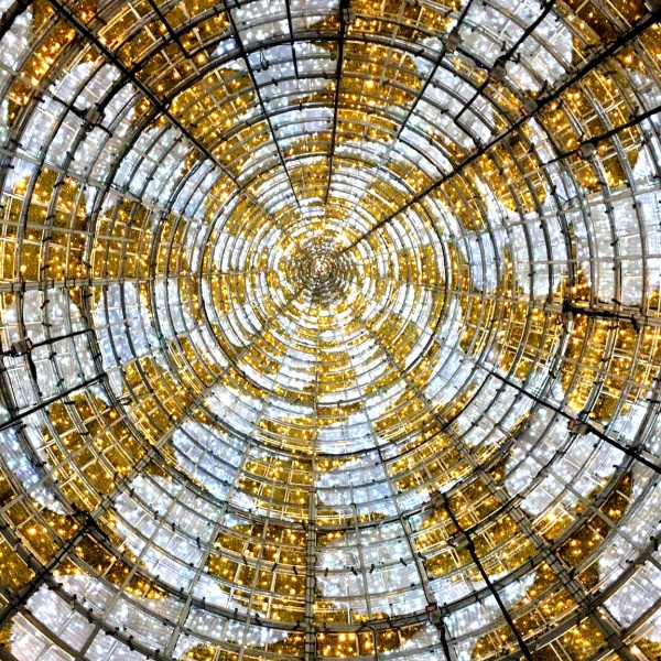 interior do Pinheiro escadeado, branco e dourado com de 30 metros