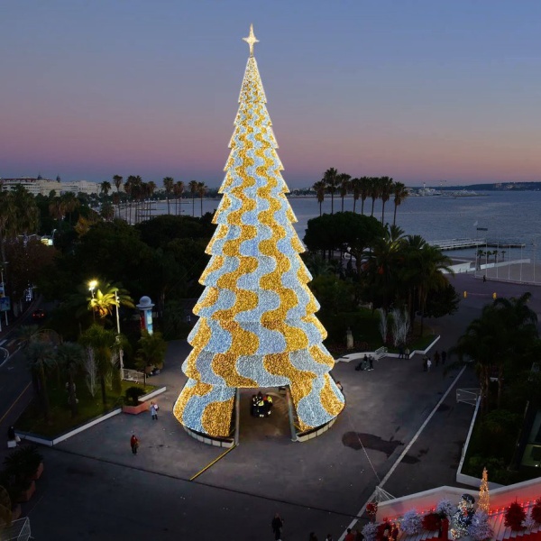 Pinheiro escadeado, branco e dourado com de 30 metros