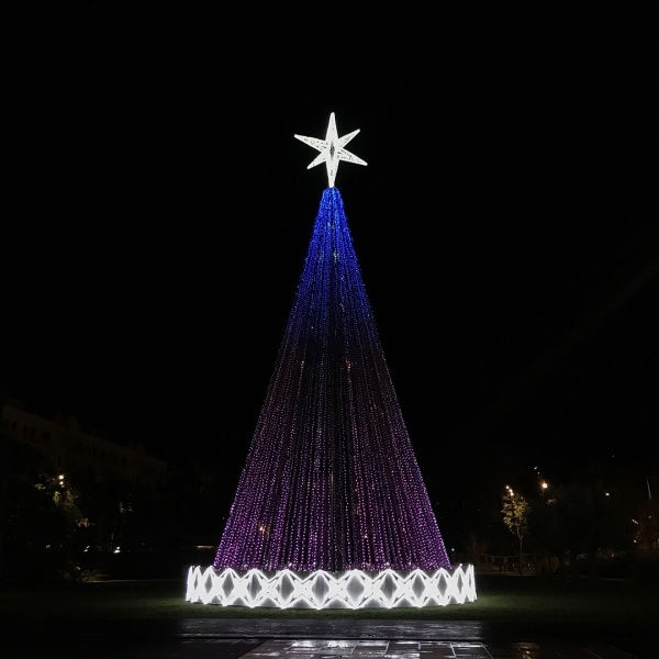 Pinheiro de 30 metros com tecnologia RGB, que permite personalizar o conteúdo.