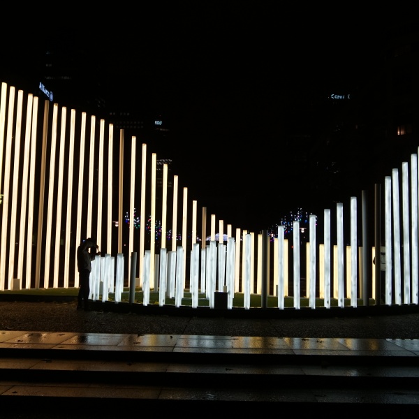 Labirinto feito com tubos luminosos