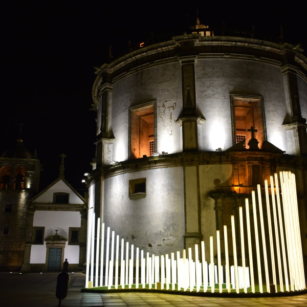 Labirinto feito com tubos luminosos