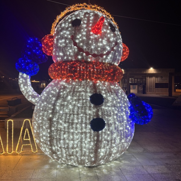 Figurativo de boneco de neve com cerca de 5 metros