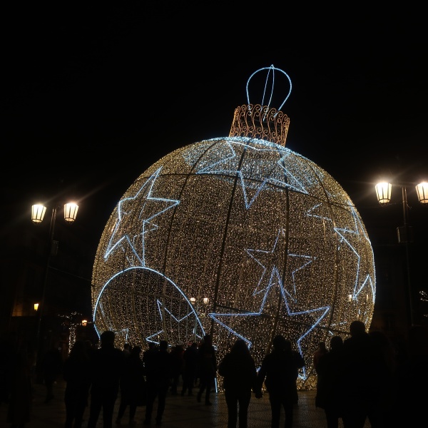 Bola de Natal Iluminada em branco quente com 12 metros