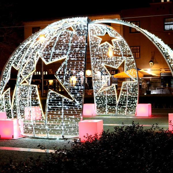 Cúpula visitável com bancos iluminados que mudam de cor