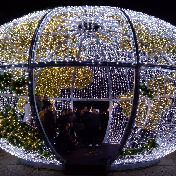 Peça visitável em forma de globo 