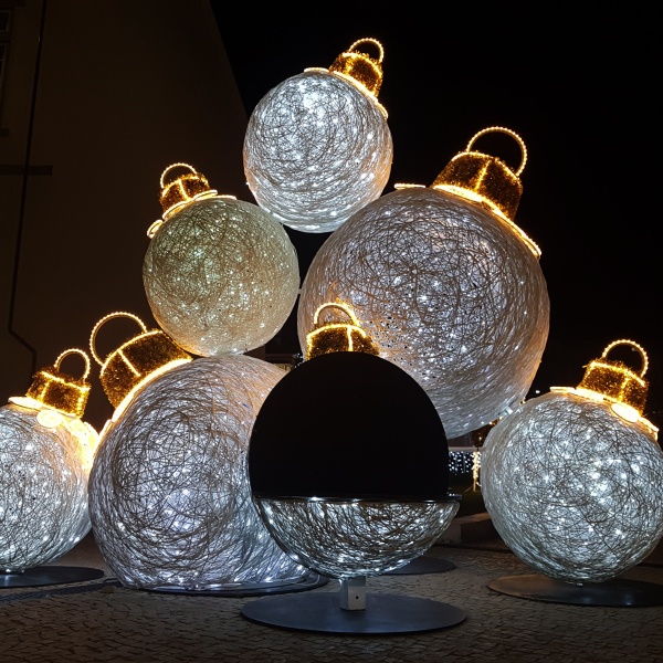 Banco de bolas de natal iluminadas, feitas em Polipropileno com banco