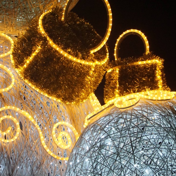 detalhe da peça banco de bolas de natal iluminadas, feitas em Polipropileno com banco